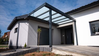 Moderný prístrešok Skyfix pri rodinnom dome