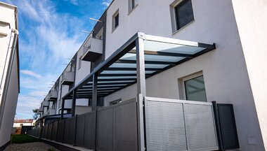 Realizácia pergoly SkyFix v Strážskom: Pevná pergola pripravená na budúce zasklenie pre vytvorenie zimnej záhrady.